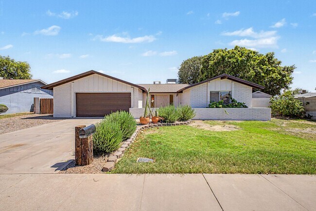 Building Photo - Great Tempe Home with Diving Pool