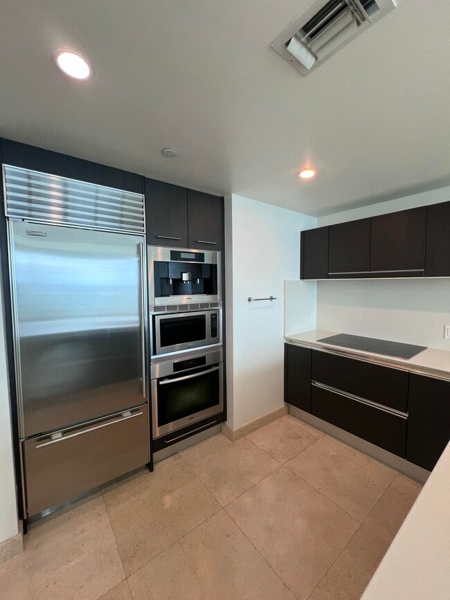 Building Photo - 17001 Collins Ave