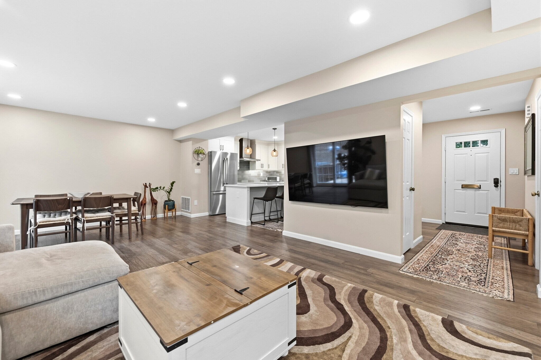 Building Photo - 4880 Chevy Chase Dr