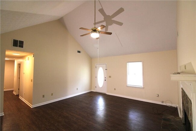 Building Photo - 2320 Ridgedale Dr SW