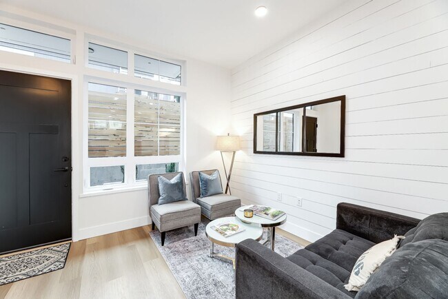 Building Photo - West Seattle Townhome w/ Rooftop Deck, Par...