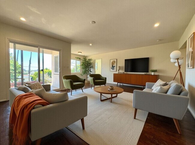 Building Photo - AVAILABLE NOW! BEAUTIFUL 3BD/1.5BA POINT LOMA HOME w/ GARAGE & LAUNDRY!