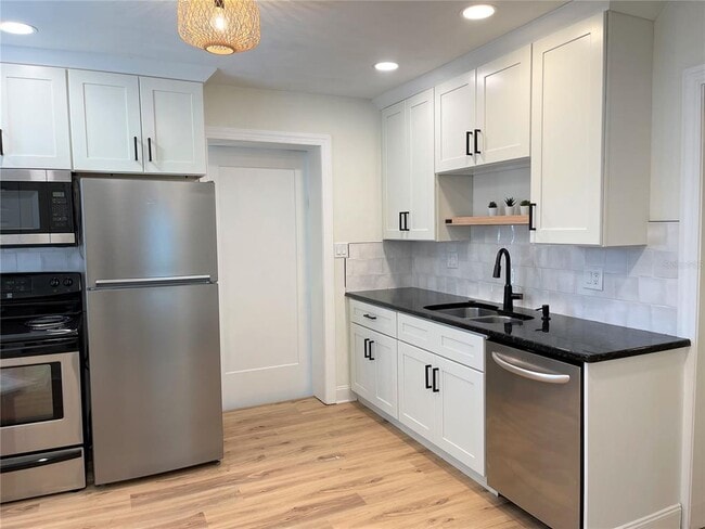 Building Photo - 309 W Palm Dr