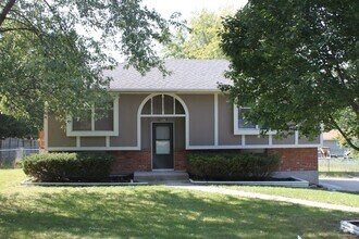 Building Photo - AVAILABLE NOW! Beautiful 3 Bedroom Home in...