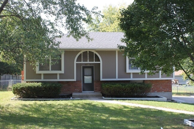 Primary Photo - 4th MOVE IN SPECIAL! NO DEPOSIT! Beautiful...