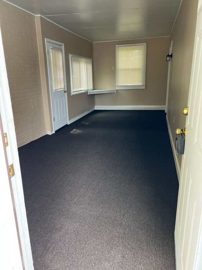 Building Photo - 926 N Ward Ave