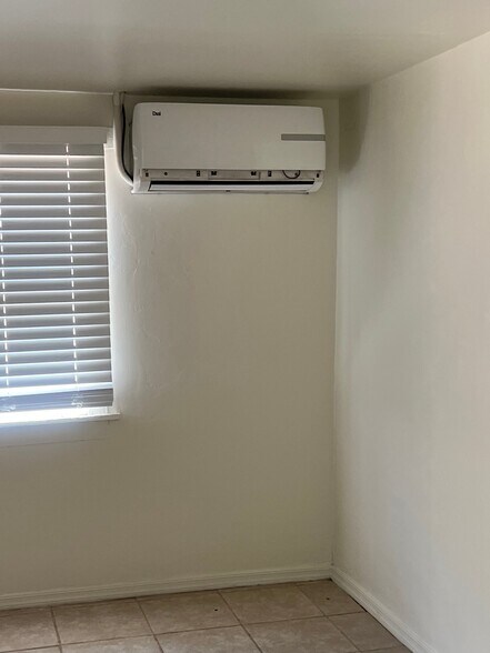 Building Photo - 826 E Lee St