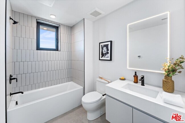 Building Photo - 904 S New Hampshire Ave