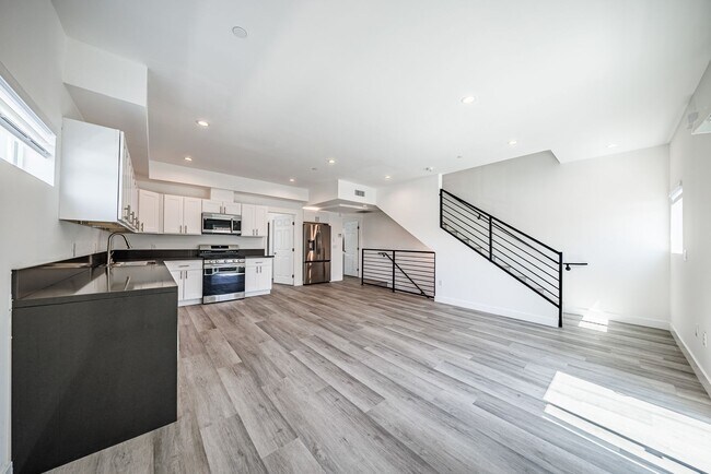 Building Photo - 3015 Alsace Ave