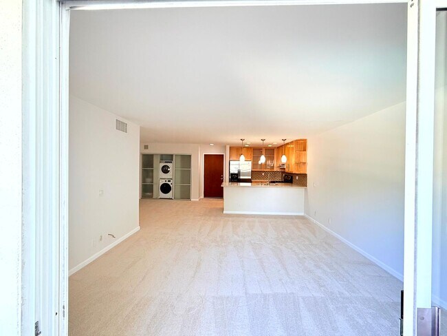 Building Photo - Fantastic Spacious 2 bed 2 bath condo in prime Sherman Oaks - Studio City with Pool and Gym!