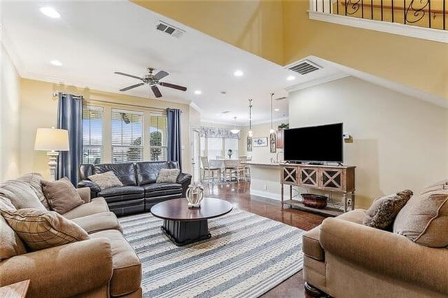 Building Photo - 3 Bedroom Townhouse in Gated Community off...