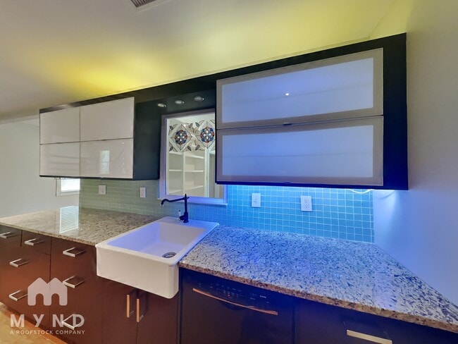 Building Photo - 131 Lake Run
