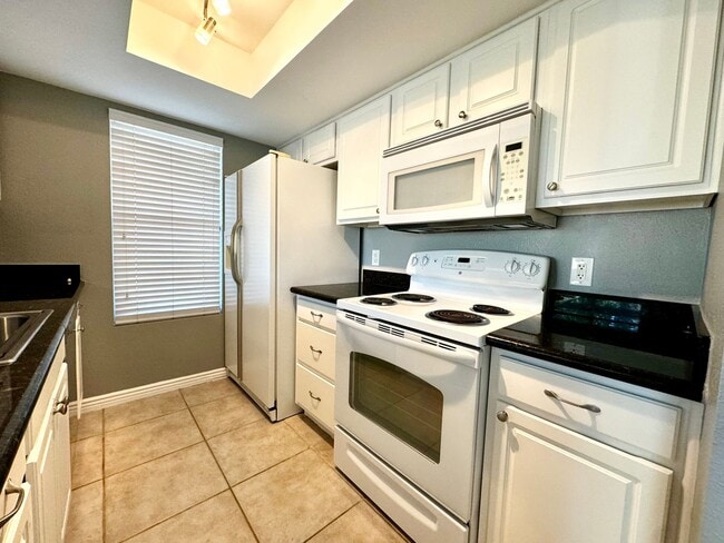 Building Photo - AVAILABLE NOW!! 1 Bed / 1 Bath Condo in Palm Lake in Palm Desert!