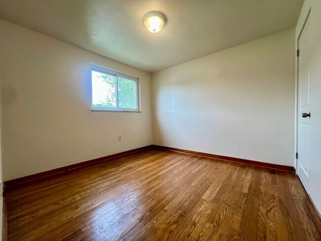 Building Photo - Outstanding Two Bedroom in Cheswick! Central A/C, Off-Street Parking & More!! Call Today!