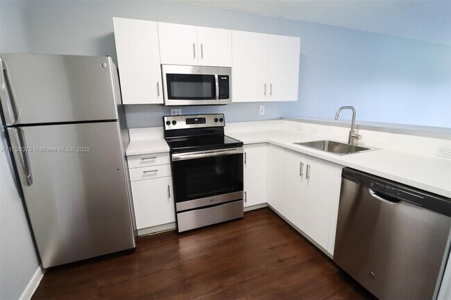Building Photo - 9779 Nob Hill Ct