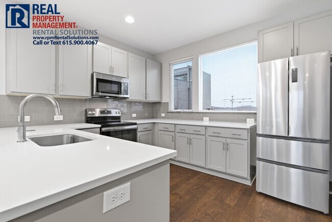 Building Photo - HALF OFF FIRST MONTHS RENT! Lovely 2BR/1.5BA end unit condo 5 mins from Downtown Nashville, washe...