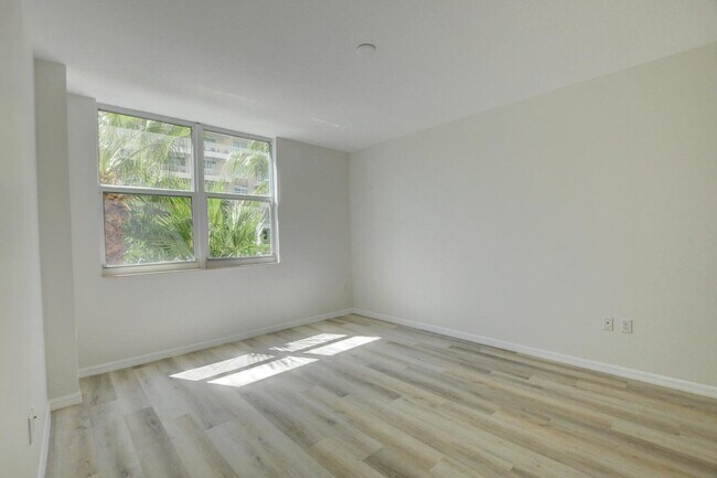 Building Photo - 700 E Boynton Beach Blvd