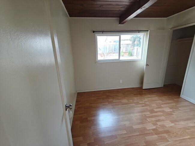 Building Photo - 263 Elmwood Ln