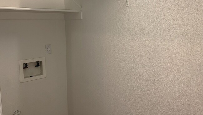 Building Photo - 3+2 Stylish and comfortable place to call home!