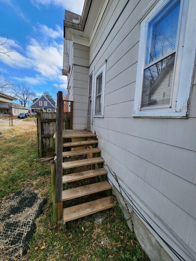 Building Photo - Spacious 2-Bedroom, 1-Bathroom Home AVAILA...