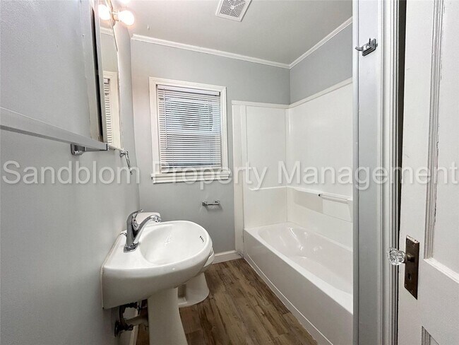 Building Photo - 1324 S Erie Ave