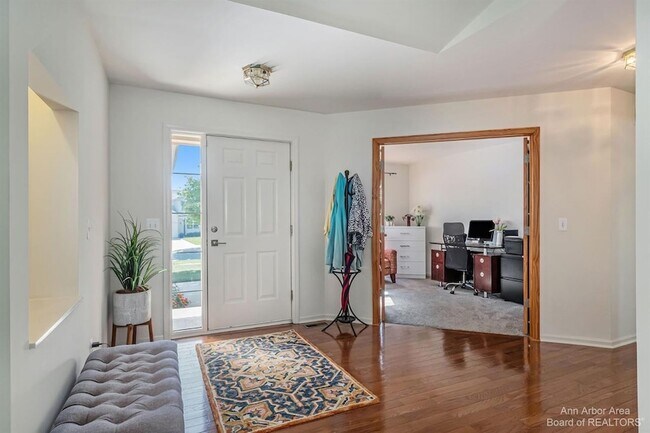 Building Photo - 4267 Knollcrest Dr