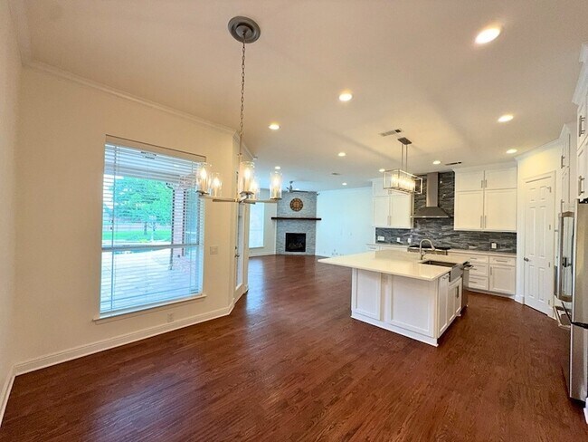 Building Photo - 1205 Golden Gate Dr