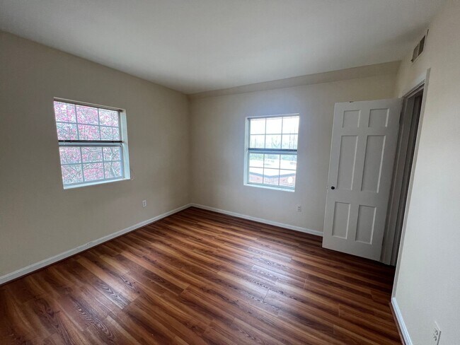 Building Photo - Large 2 bedroom, 1 bathroom condo, just mi...