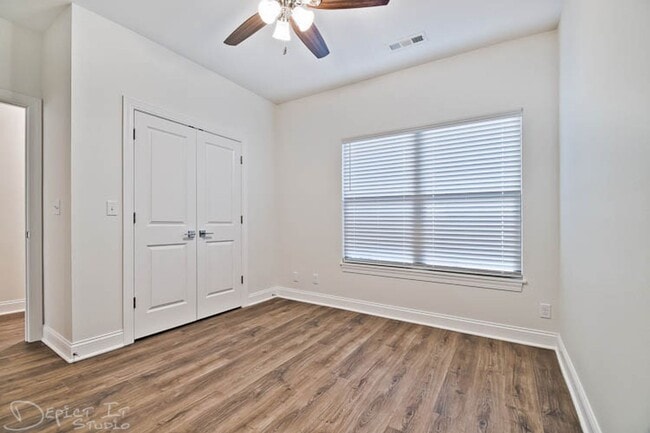 Building Photo - Big Creek Golf Course - 3 Bed 2 Bath Double Garage