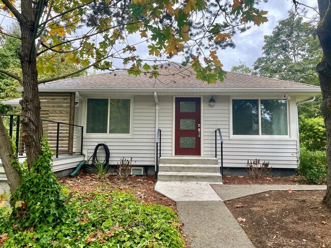 Building Photo - 7605 Sunset Cir W