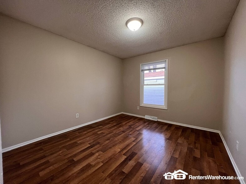 Building Photo - 802 Hartford Ave