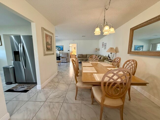 Building Photo - 5850 Summerfield Ct