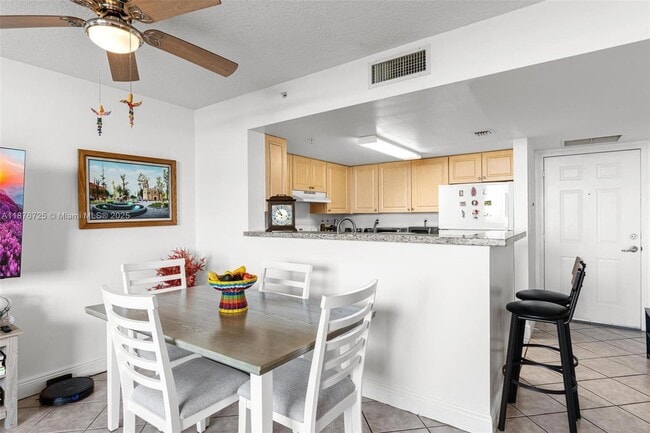 Building Photo - 3000 Coral Wy