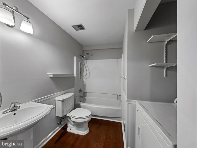 Building Photo - 7466 Towchester Ct