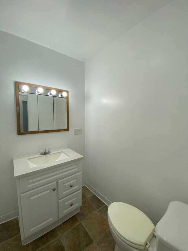 Building Photo - Updated 2 Bedroom 1 Bath
