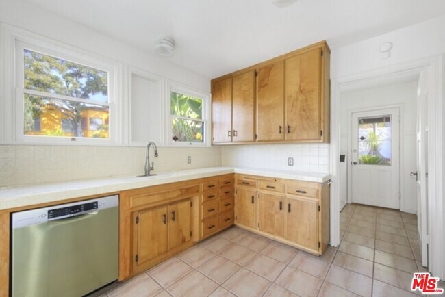 Building Photo - 2634 Lakewood Ave N