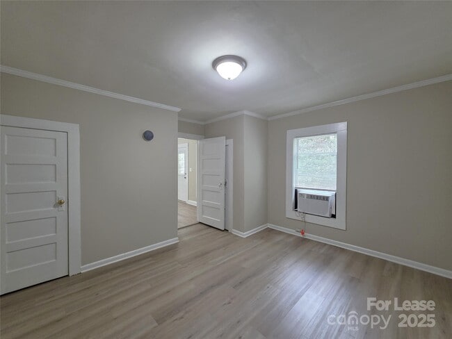Building Photo - 1417 Oakshade Ave