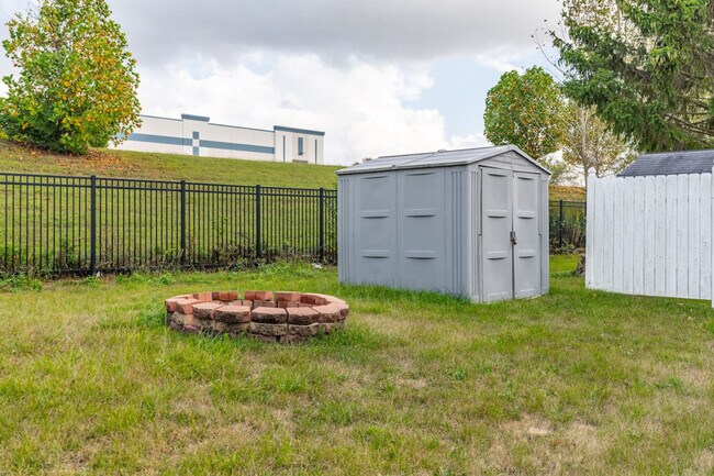 Building Photo - 2155 Shadowbrook Dr