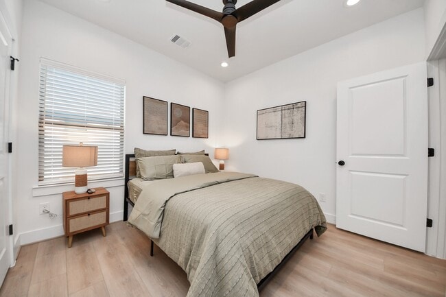 Building Photo - 2524 Live Oak St