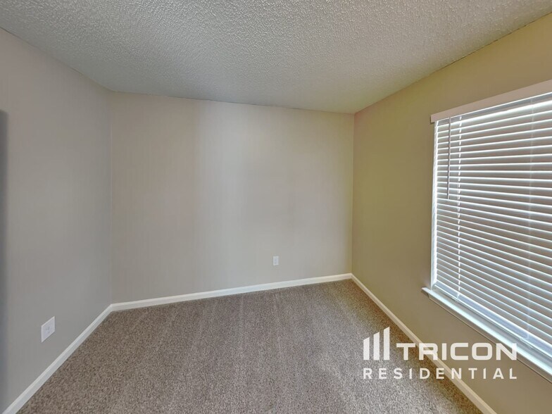 Building Photo - 10827 Azure Valley Pl