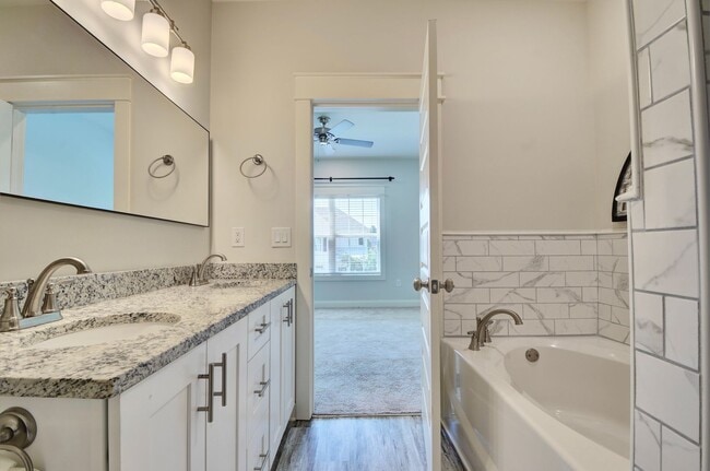 Building Photo - Luxury 3-Bed, 3.5-Bath Townhome in Gatewoo...