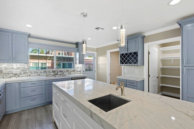 Building Photo - 2216 N Frederic St