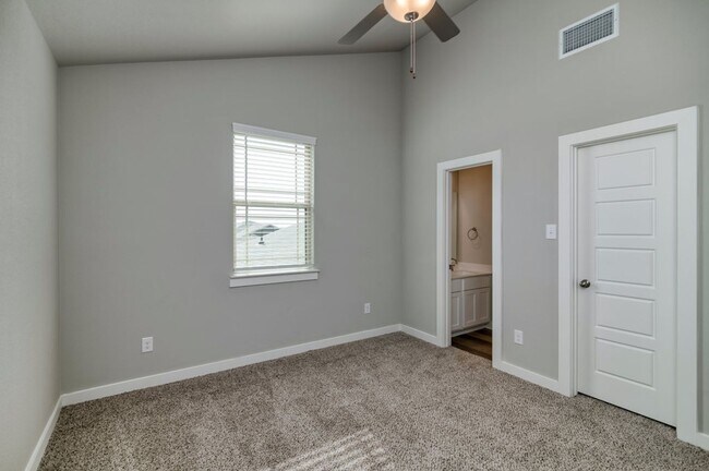 Building Photo - GORGEOUS 2 BEDROOM FOUR PLEX LOCATED IN MI...