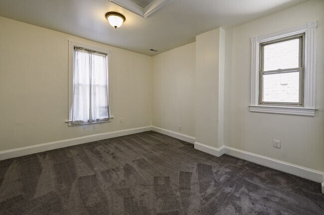 Building Photo - Historic & Charming 3BR Rowhouse near Howard is Move-in Ready!