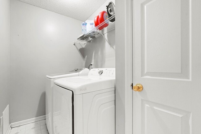 Building Photo - Charming Brick Single Family Home in Hinesville For Lease!