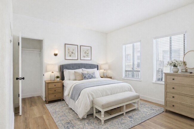 Building Photo - 1533 E 3rd St