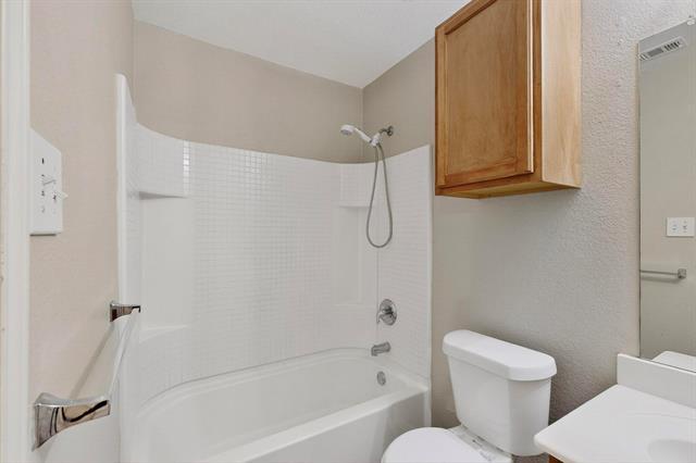 Building Photo - 708 Lark Dr
