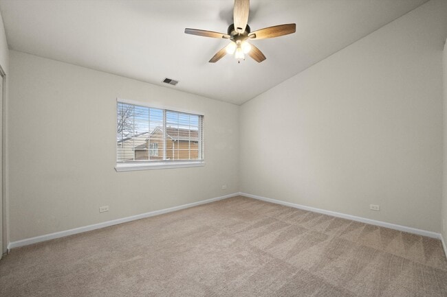 Building Photo - 2-Bedroom Townhouse in Waukegan - Gurnee School District