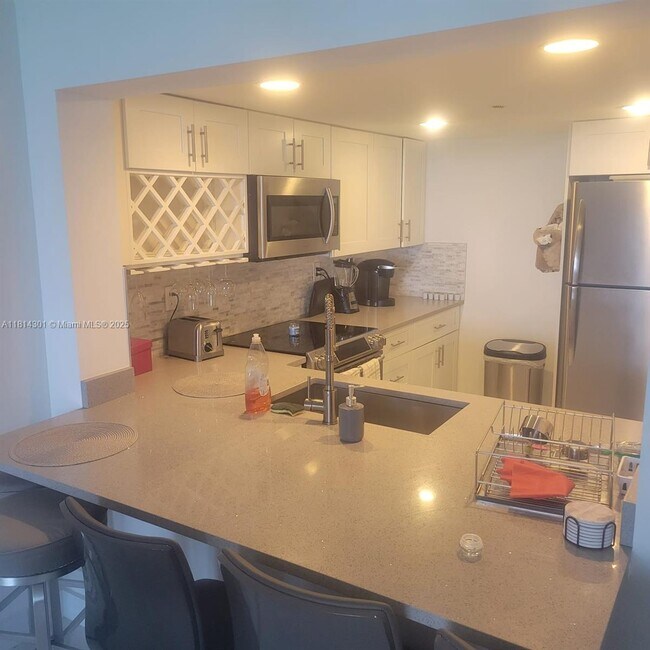 Building Photo - 2555 Collins Ave