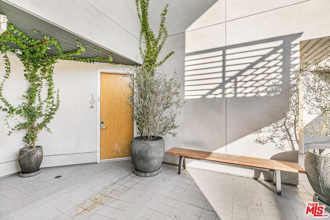 Building Photo - 2000 Beachwood Dr